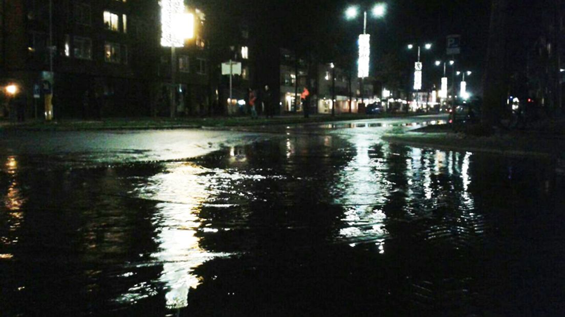 De Alteveerstraat in Hoogeveen staat onder water (Rechten: RTV Drenthe / Marjan Koekoek)