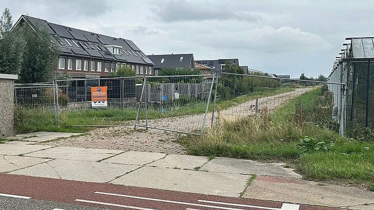 Verkeerschaos in dorp, zandweggetje moet oplossing bieden