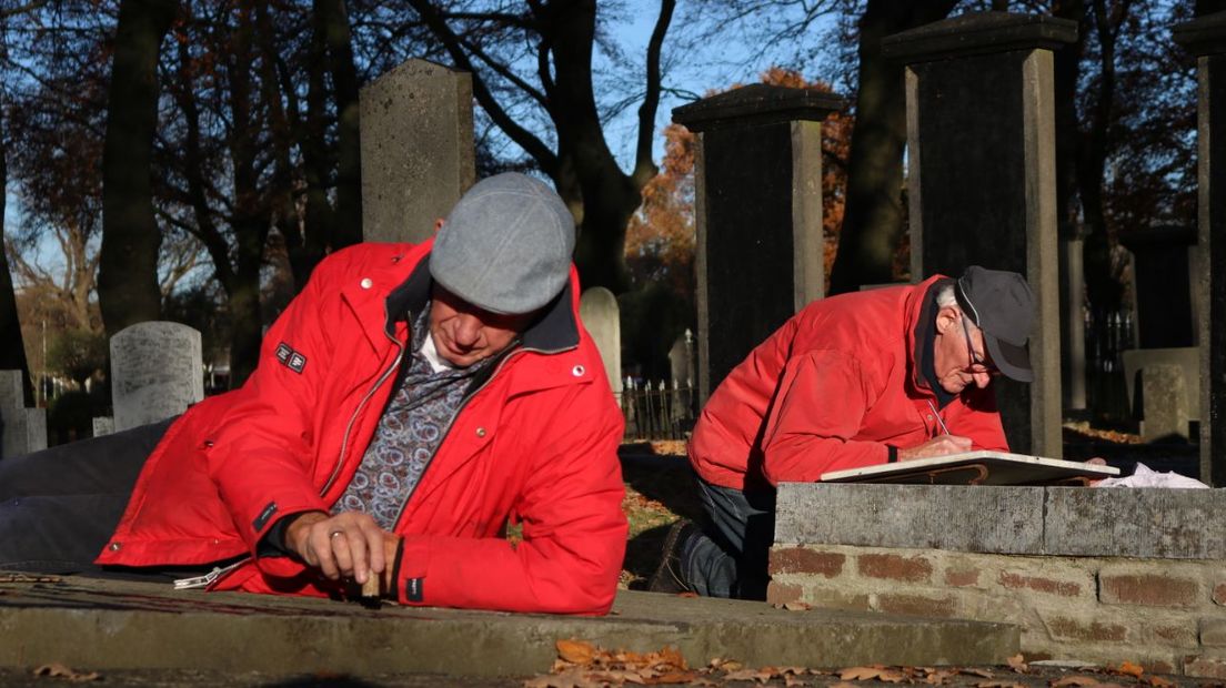 De mannen zorgen ervoor dat de graven er weer netjes uitzien (Rechten: Dylan de Lange/RTV Drenthe)