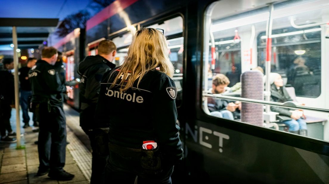 HTM-controleurs tijdens een controle op een geldig vervoersbewijs in de tram | Gemeente: Den Haag
