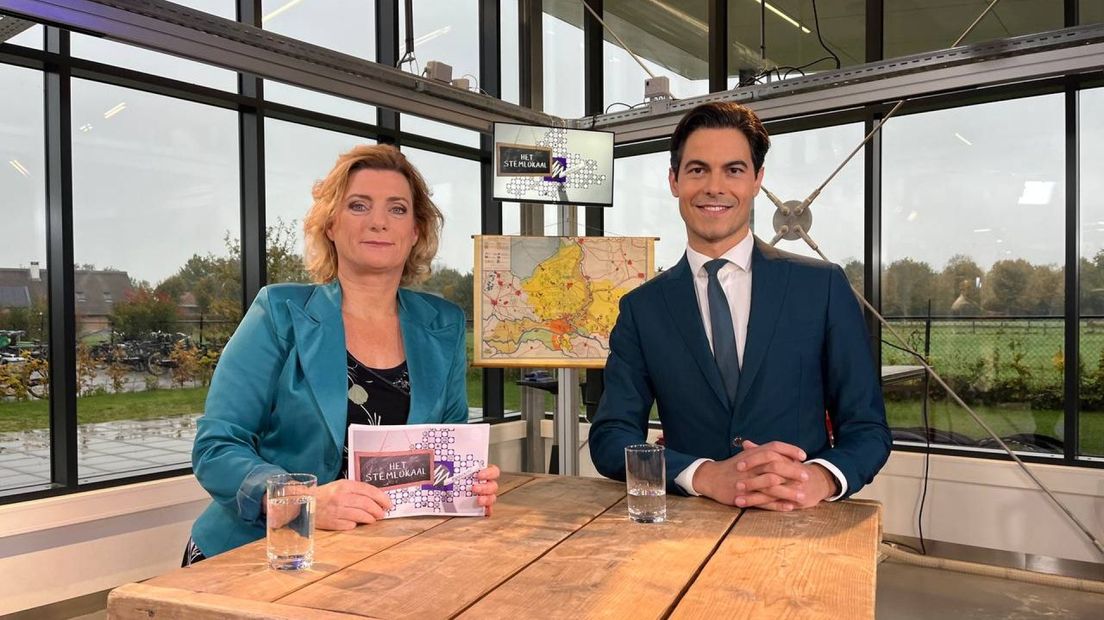 D66-leider Rob Jetten te gast in de verkiezingsreeks Het Stemlokaal, naast hem presentatrice Annemieke Schakelaar