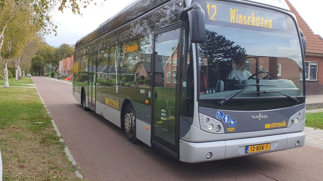 Een streekbus op weg naar Winschoten