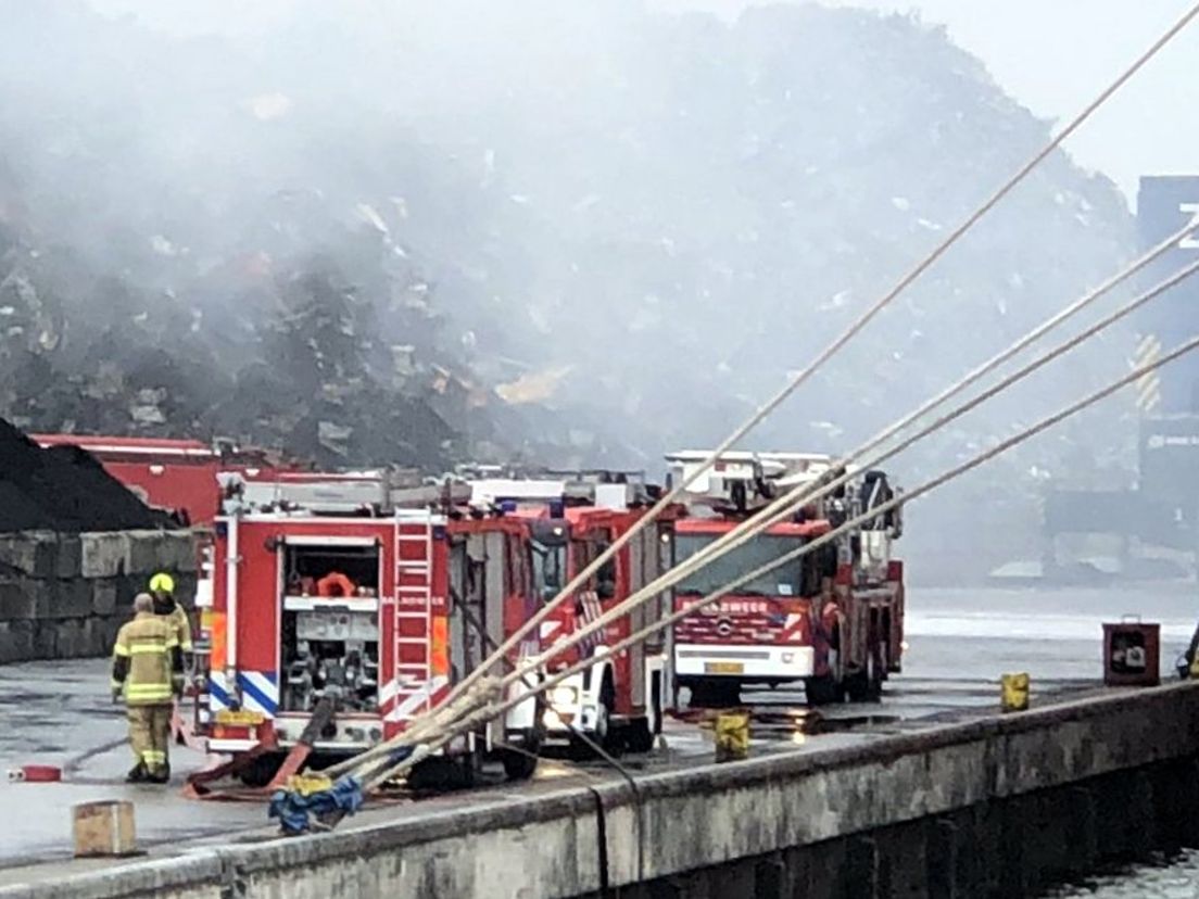 Fel brandend schroot op schip zorgt voor veel rook in Dordrecht