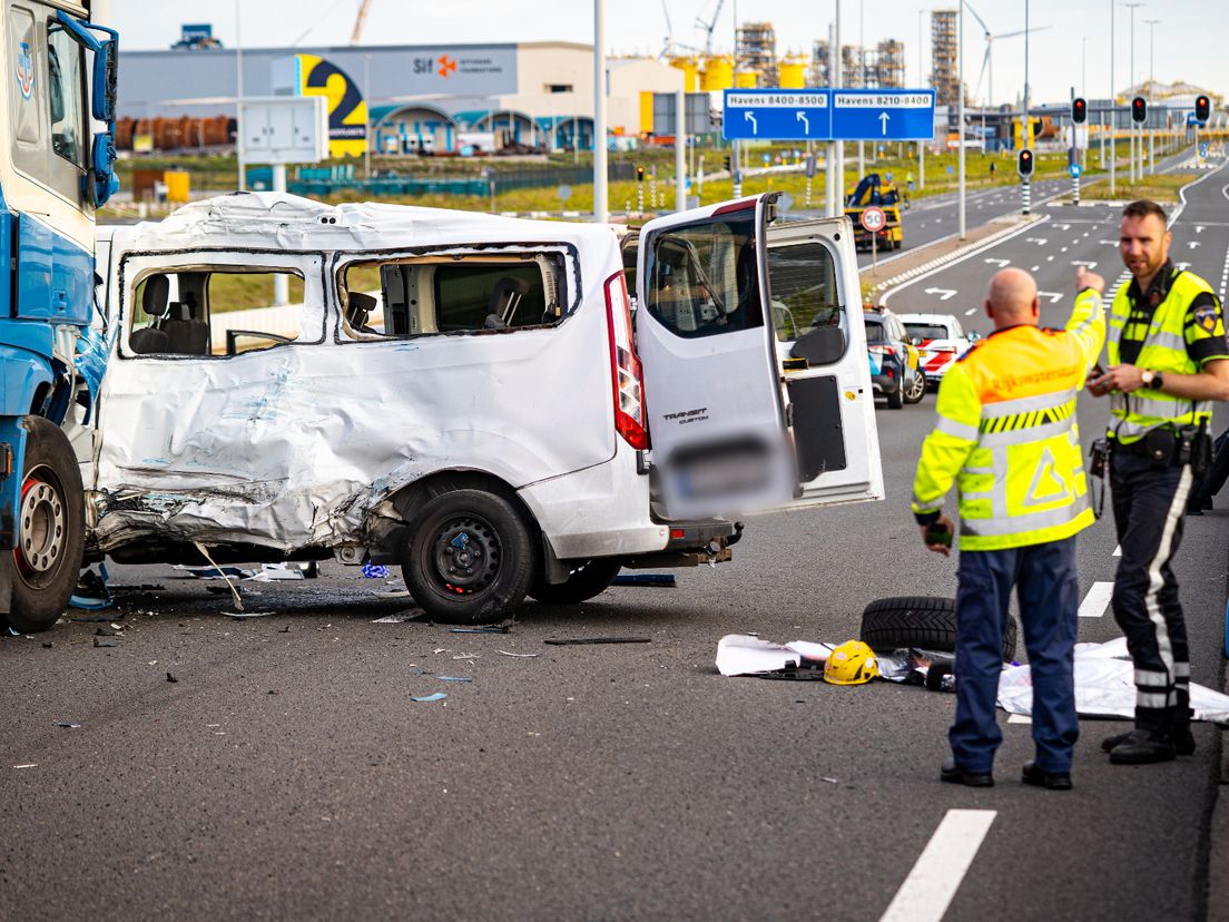 Het busje raakte zwaar beschadigd door de botsing met de vrachtwagen
