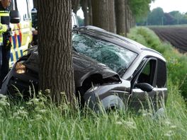Brommobiel botst op boom in Nieuwediep, bestuurder naar ziekenhuis