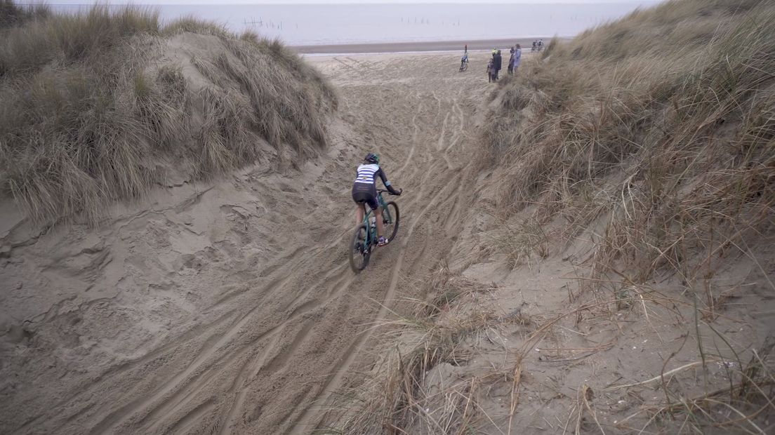 Anne van de Swaluw, zelf amateurwielrenster, rijdt hier een strand op