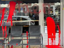 Snackbar Reinkenstraat beklad met rode verf: 'Geen flauw idee wie dit gedaan heeft'