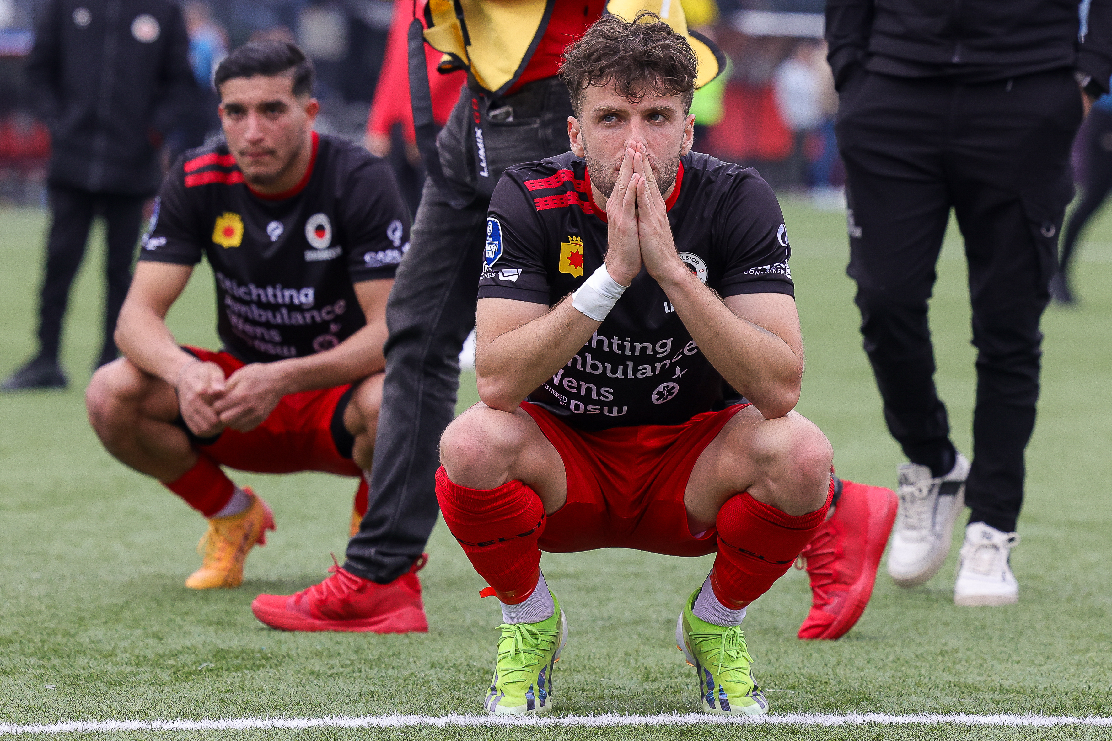 Excelsior-spelers treuren na degradatie uit de eredivisie