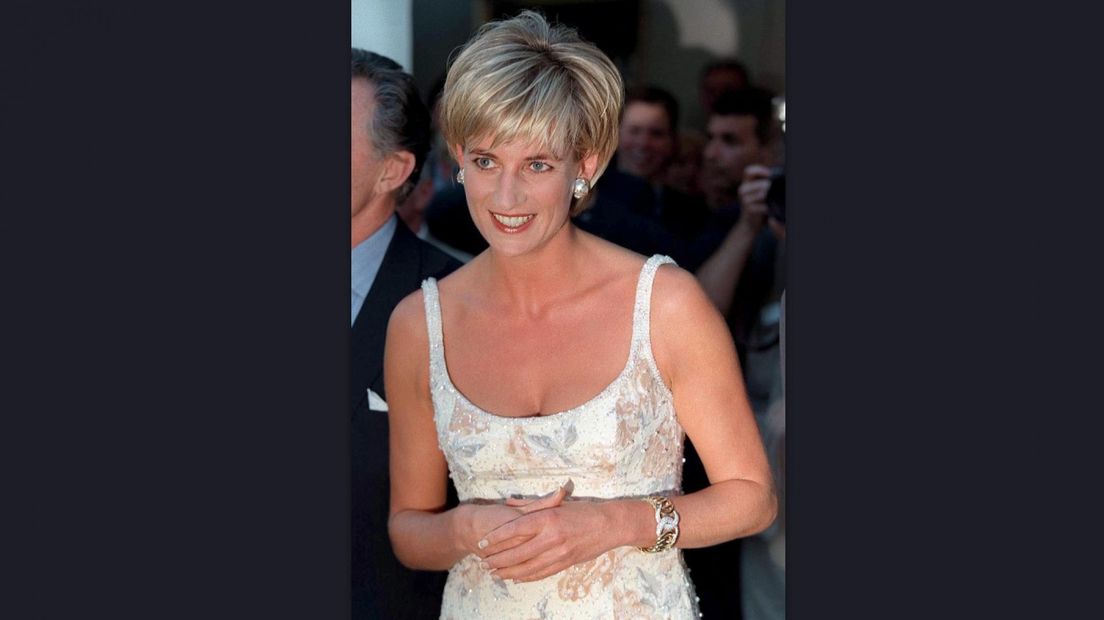 Prinses Diana gekleed in een cocktailjurk door Catherine Walker