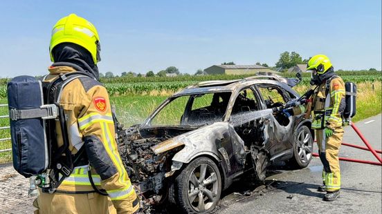 Bestuurder ziet rook uit motorkop: auto brandt volledig uit