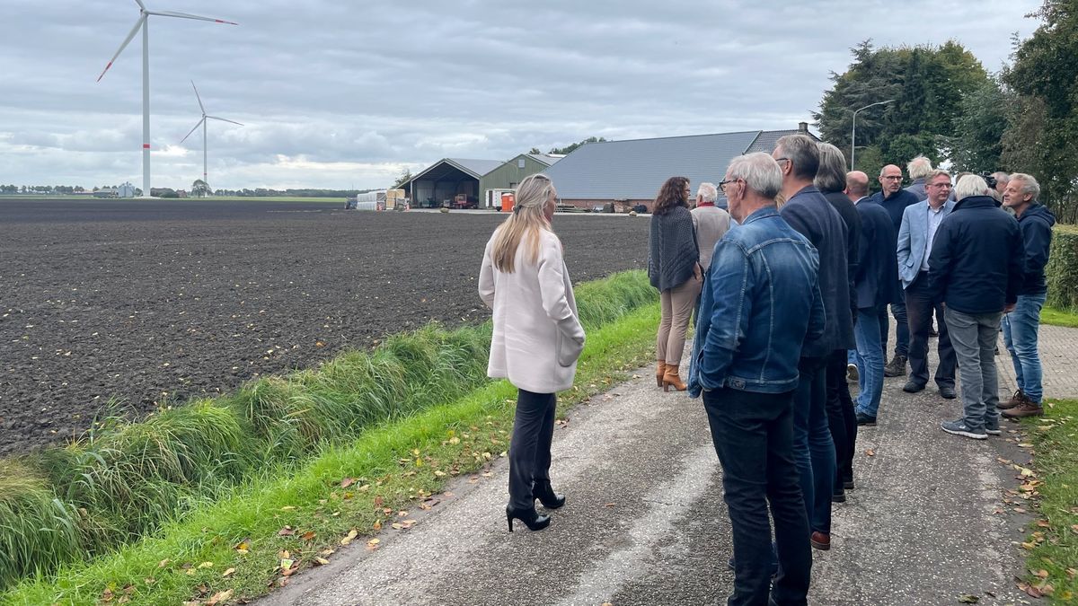 Politici krijgen bustour langs windpark: ‘Aan draagvlak heb ik een