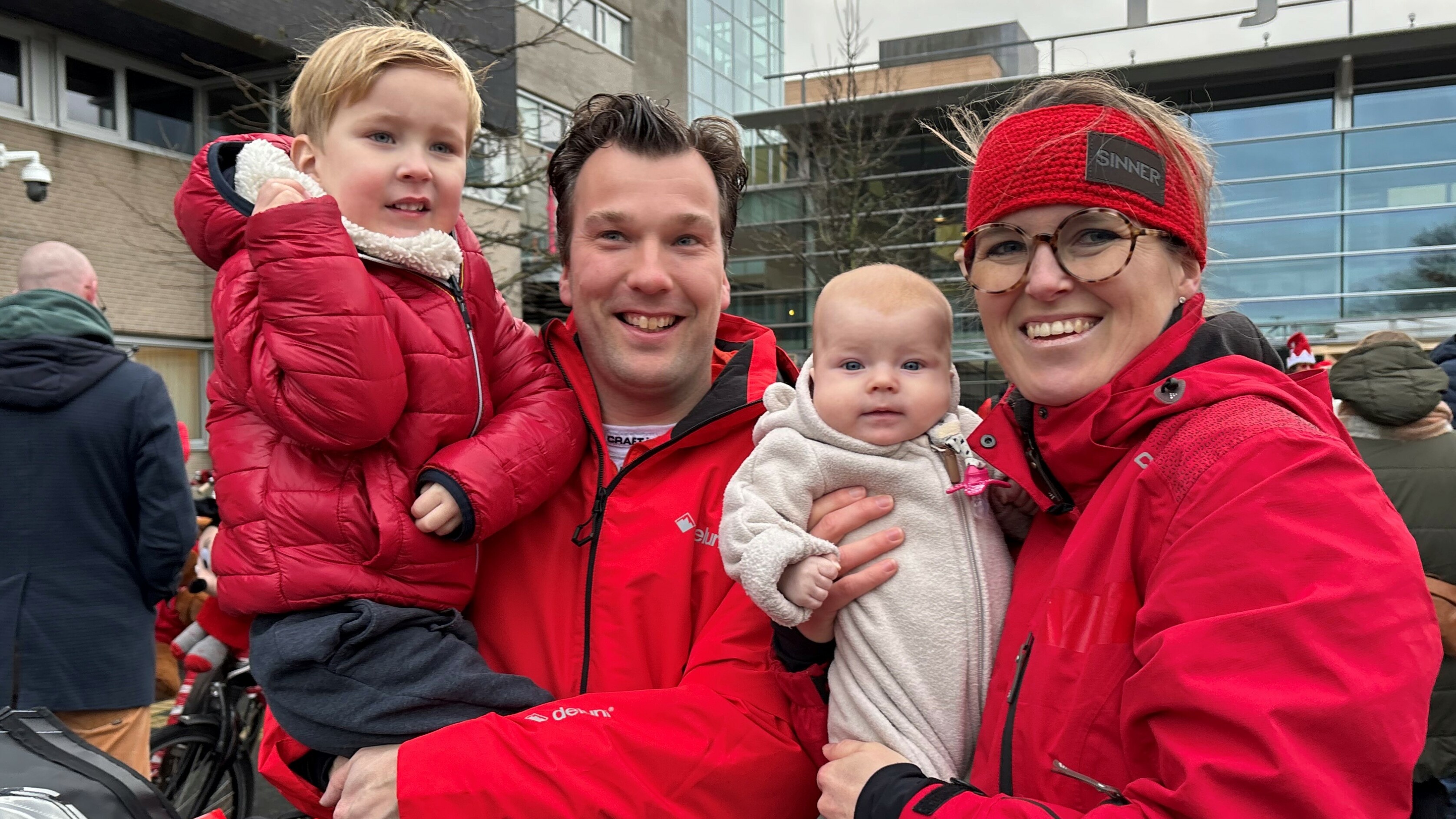 Floris (4) en syn suske Tessa (2 moannen) ha beiden in metaboale sykte: "It is net te befetsjen"