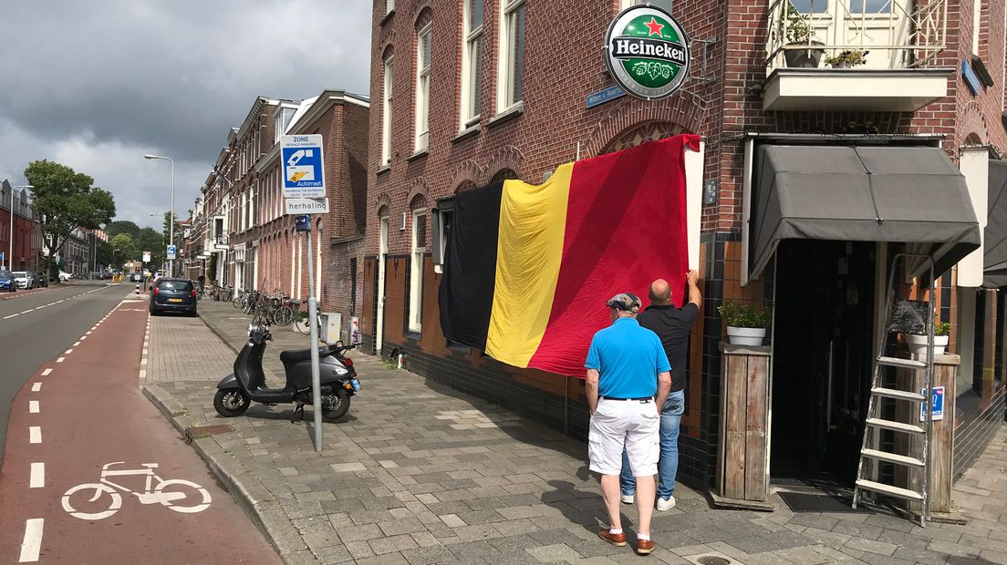 Op de gevel van Tapperij Thijs hangt een grote Belgische vlag.