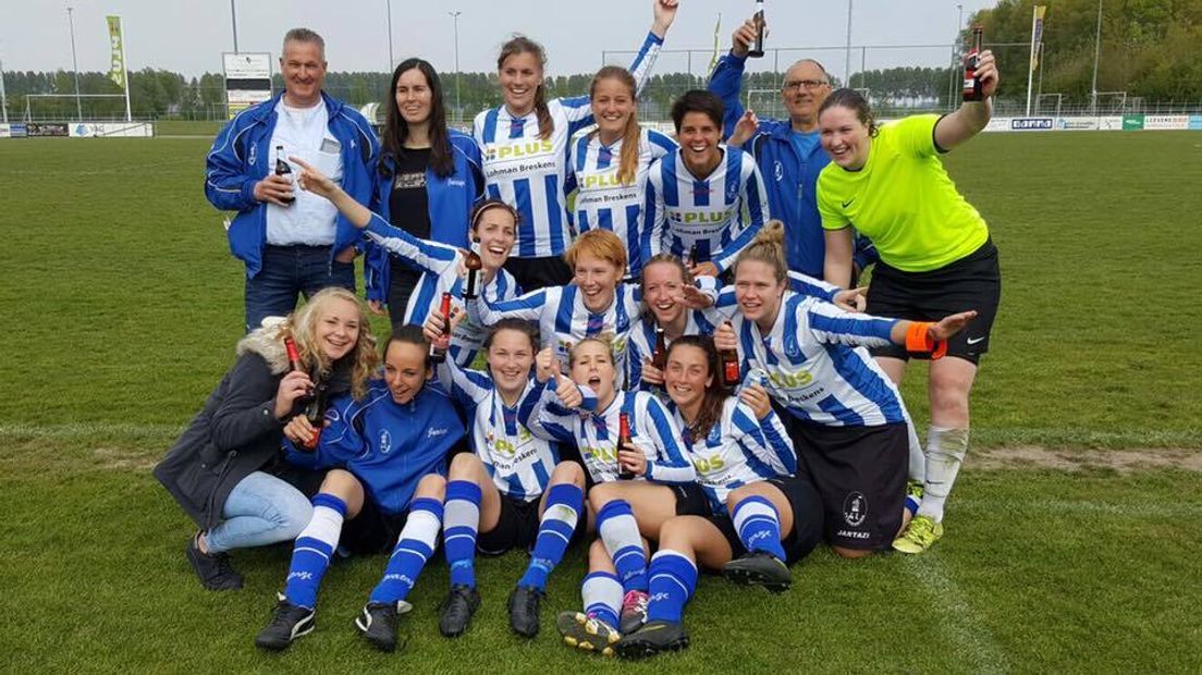 Dames IJzendijke vieren feest na de 2-1 zege op Ter Leede 2