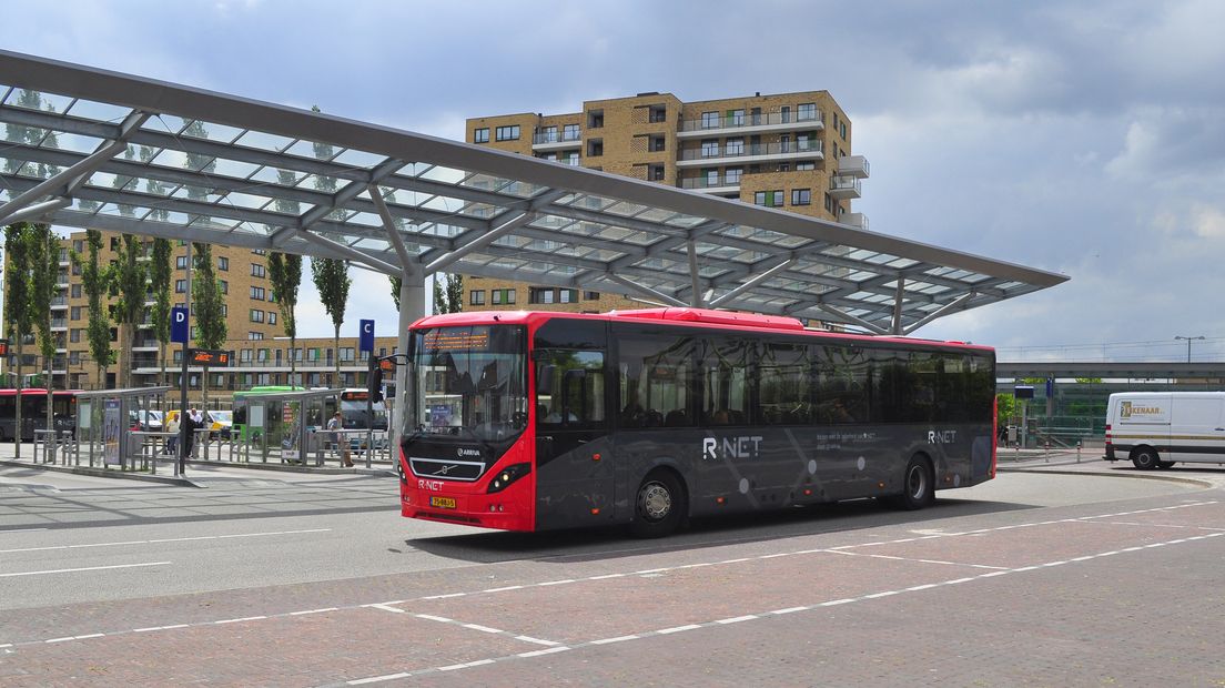 Buslijn 470 vertrekt vanaf station Alphen richting Schiphol.