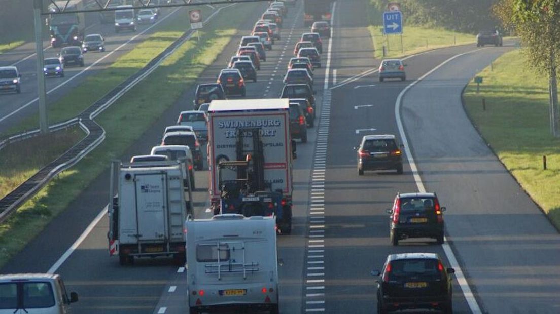 Ongeluk zorgt voor file op A35