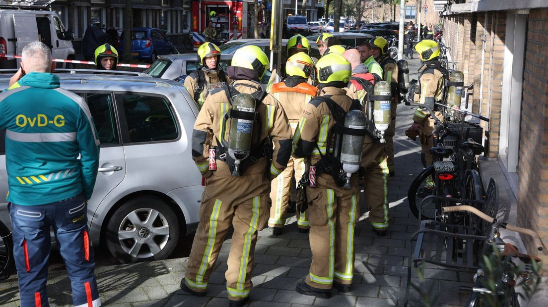 Hulpdiensten bij gaslekkage in woning Van Heutszstraat