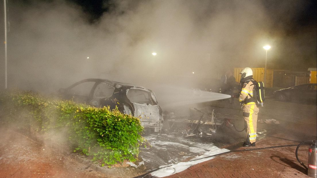 Caravan en auto branden uit in Deventer