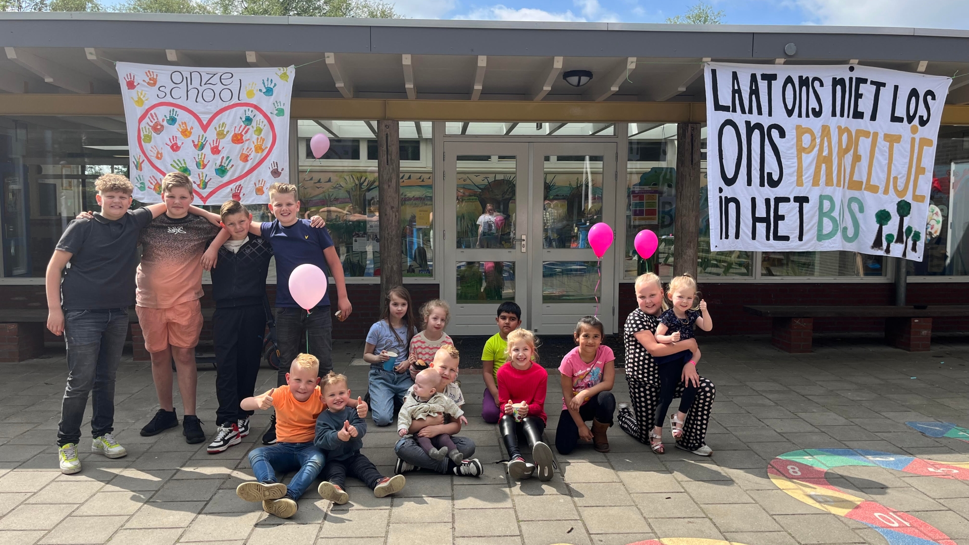 Ouders protesteren tegen schoolsluiting: 'Ik heb gehuild toen de aankondiging werd gedaan'