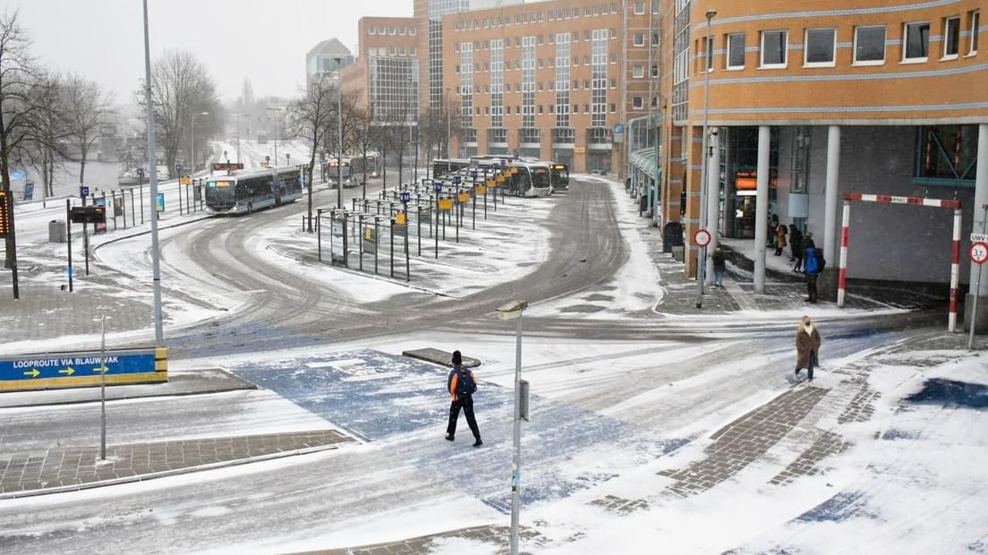 Een besneeuwd Hoofdstation Groningen