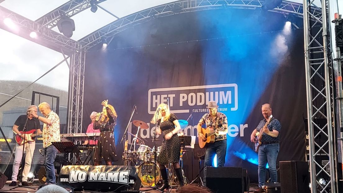 De band tijdens een optreden in De Tamboer in Hoogeveen