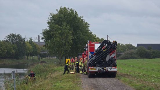 Auto te water in Hengelo/N35 afgesloten na ongeluk. Auto te water in Hengelo/N35 afgesloten na ongeluk.