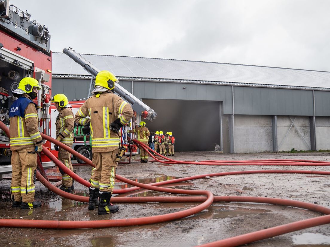 Grote loods vol compost in brand in Nieuwe-Tonge