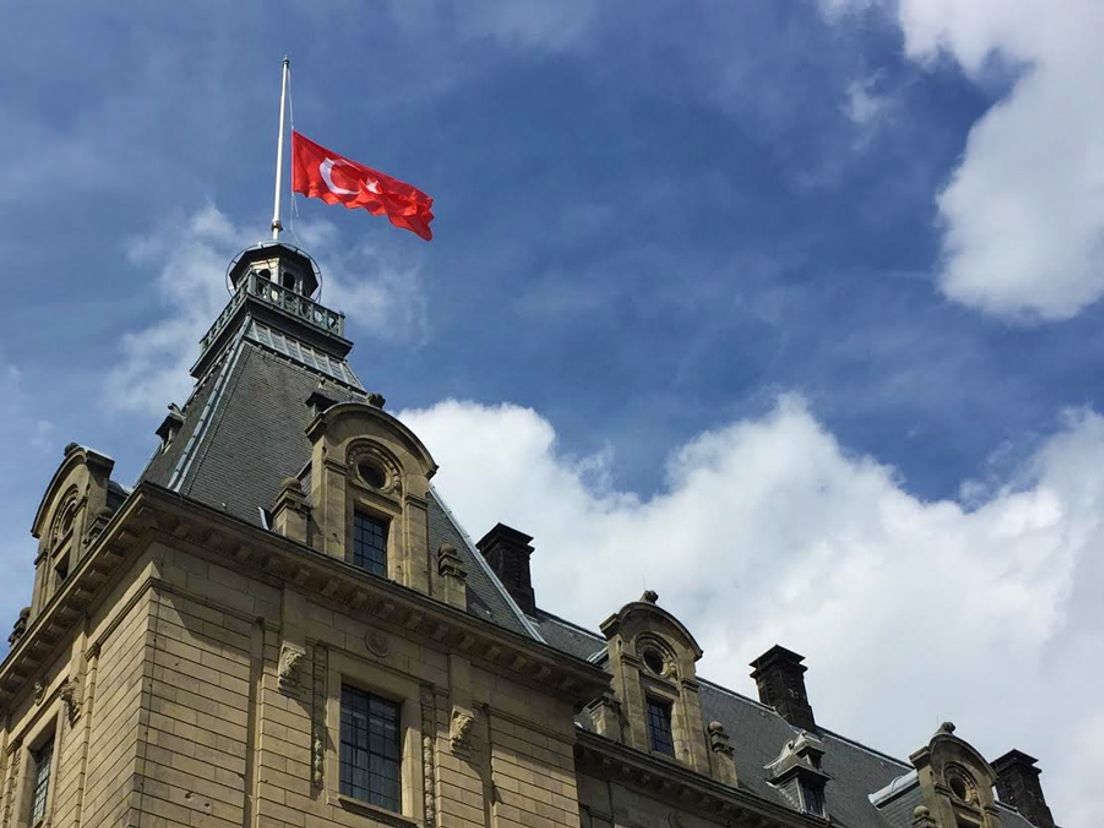 Turkse vlag halfstok na de aanslag in Istanbul