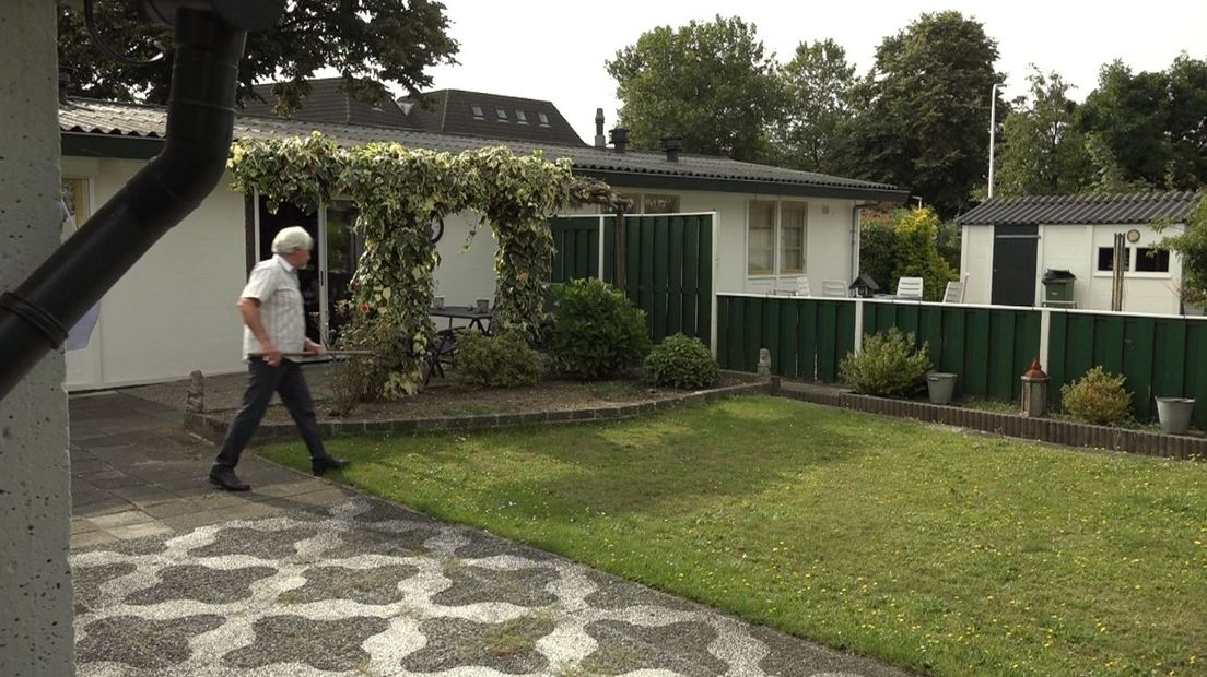 Zeventig jaar geleden verleende het stadsbestuur van Nijmegen een vergunning voor zestig witte noodwoningen, waaronder die aan de Hatertseweg. Ze waren bedoeld als tijdelijk onderkomen, maar inmiddels staan ze op de gemeentelijke monumentenlijst.