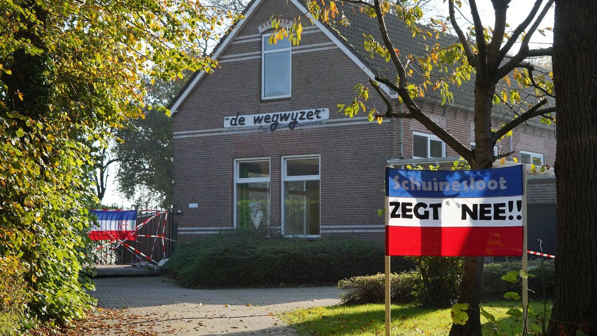 Protest in Schuinesloot tegen komst Oekraïense oorlogsvluchtelingen