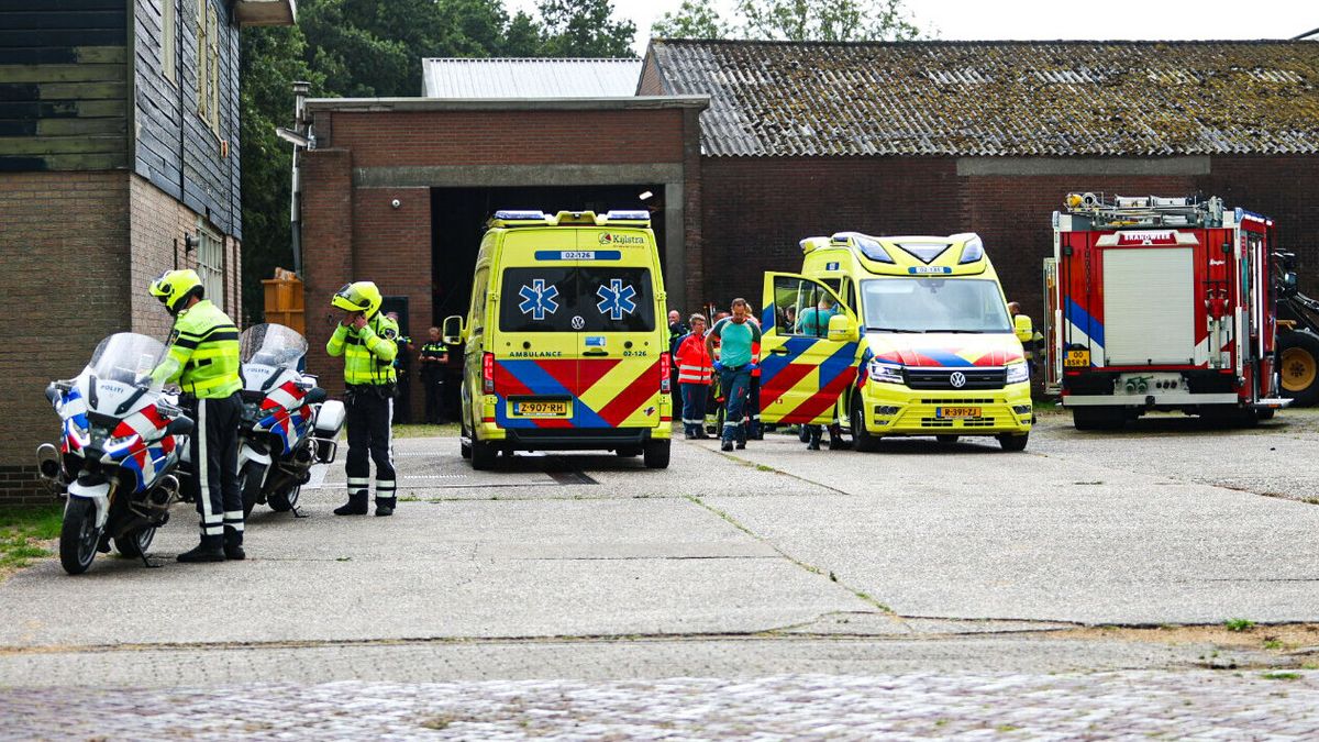Persoon gewond na ongeluk bij grasdrogerij in Oosterwolde