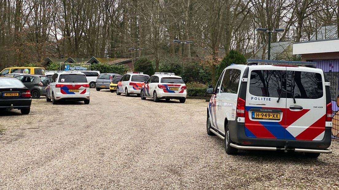 Veel politie aanwezig op de plek van het incident.