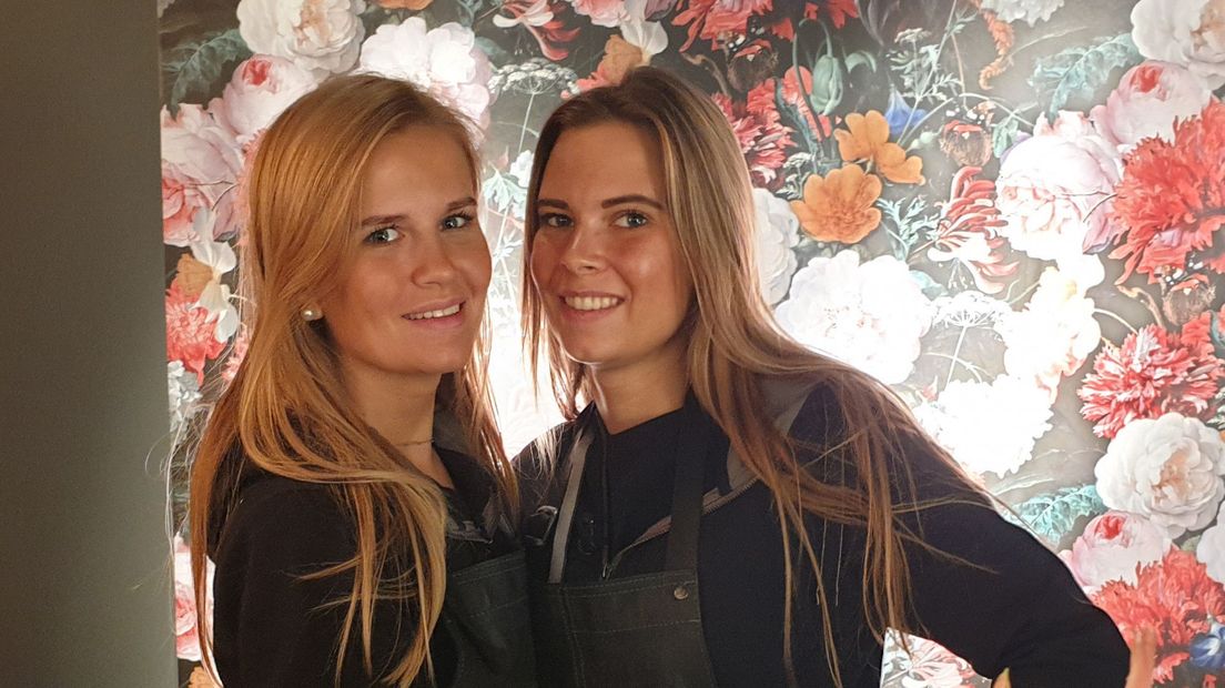 De zusjes Katja en Steffy Lemkes in hun winkel Flower Sisters