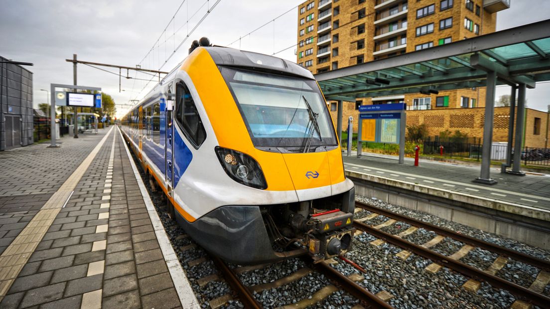 Een trein op station Alphen aan den Rijn