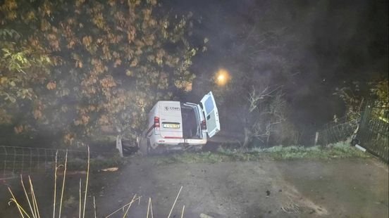 Bestelbus rijdt van dijk