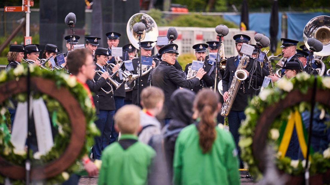 Muziek, verhalen, kransen, zang: Kinderen staan stil bij vrijheid in