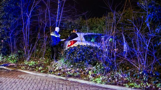 Man vliegt uit de bocht met auto van moeder | Steekpartij in centrum Rotterdam