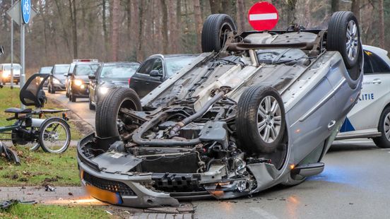 Auto belandt op de kop door botsing met driewieler. Auto belandt op de kop door botsing met driewieler.