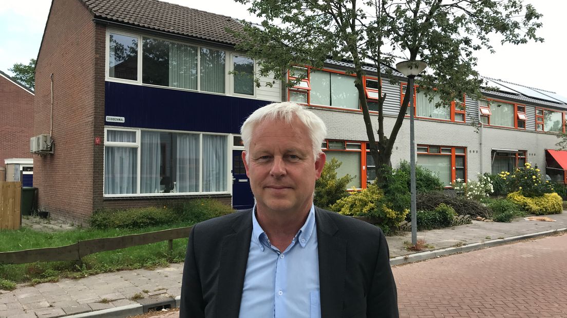 Directeur Jaap Boekholt van woningbouwvereniging de Volmacht in Gieten voor een voormalige huurwoning die niet mee wil of kan (Rechten: Serge Vinkenvleugel/RTV Drenthe)