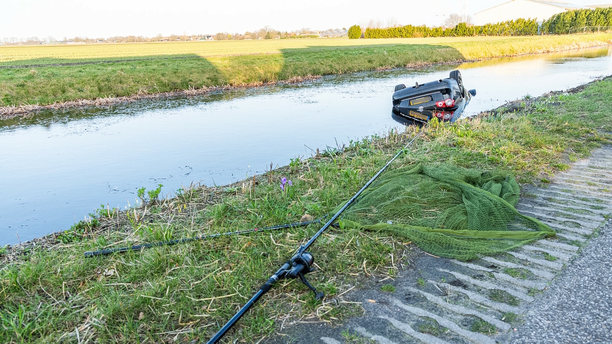 Auto belandt op de kop in het water in Smilde