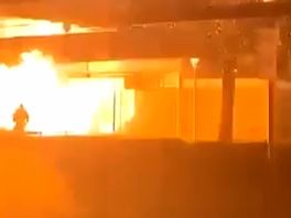 Op social media gaat een video rond waarop de explosie en brand te zien zijn.