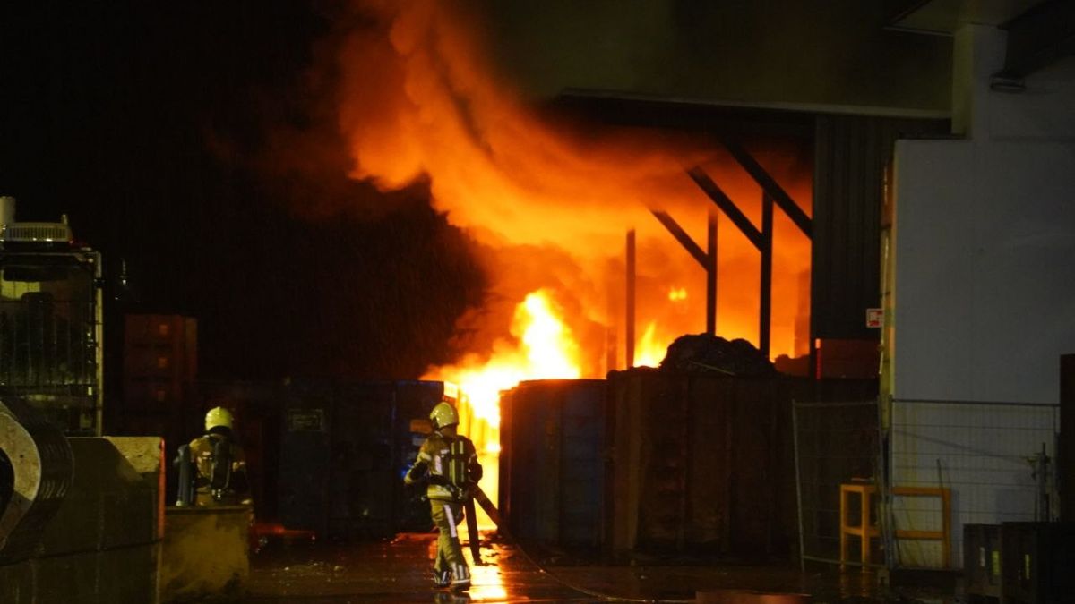 Zwartsluis: container vol accu's in brand