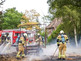 Aanhanger met hooi vliegt in brand in Oosterhesselen