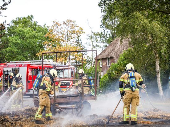 Aanhanger met hooi vliegt in brand in Oosterhesselen