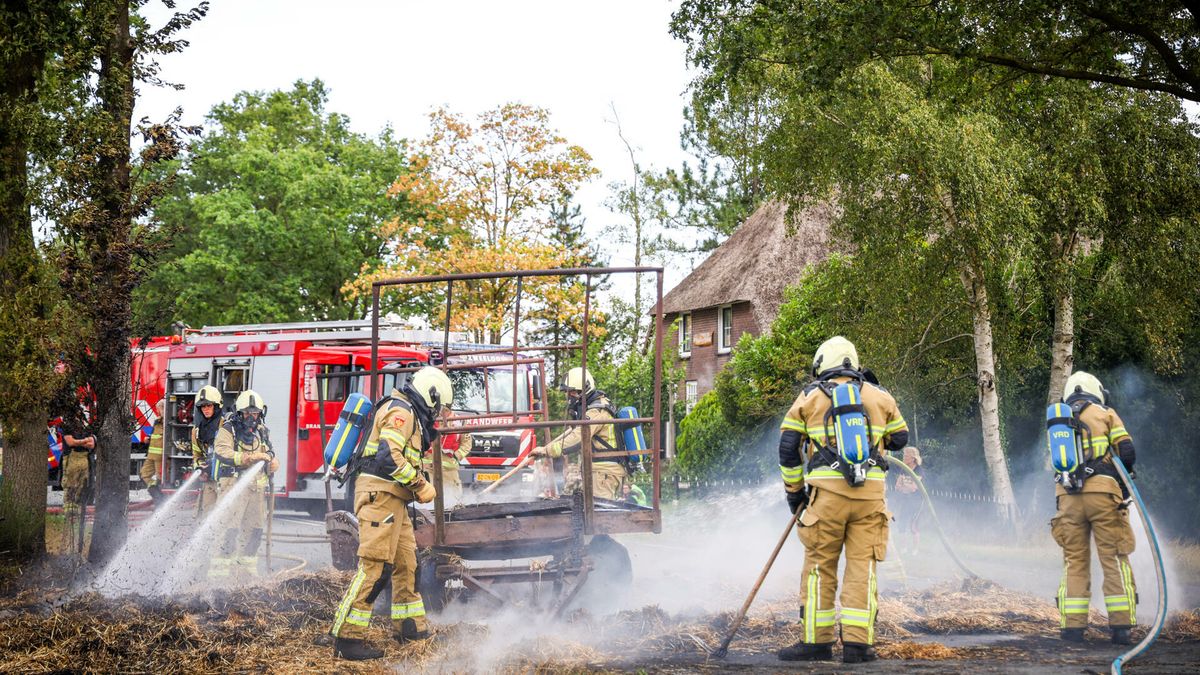 Aanhanger met hooi vliegt in brand in Oosterhesselen