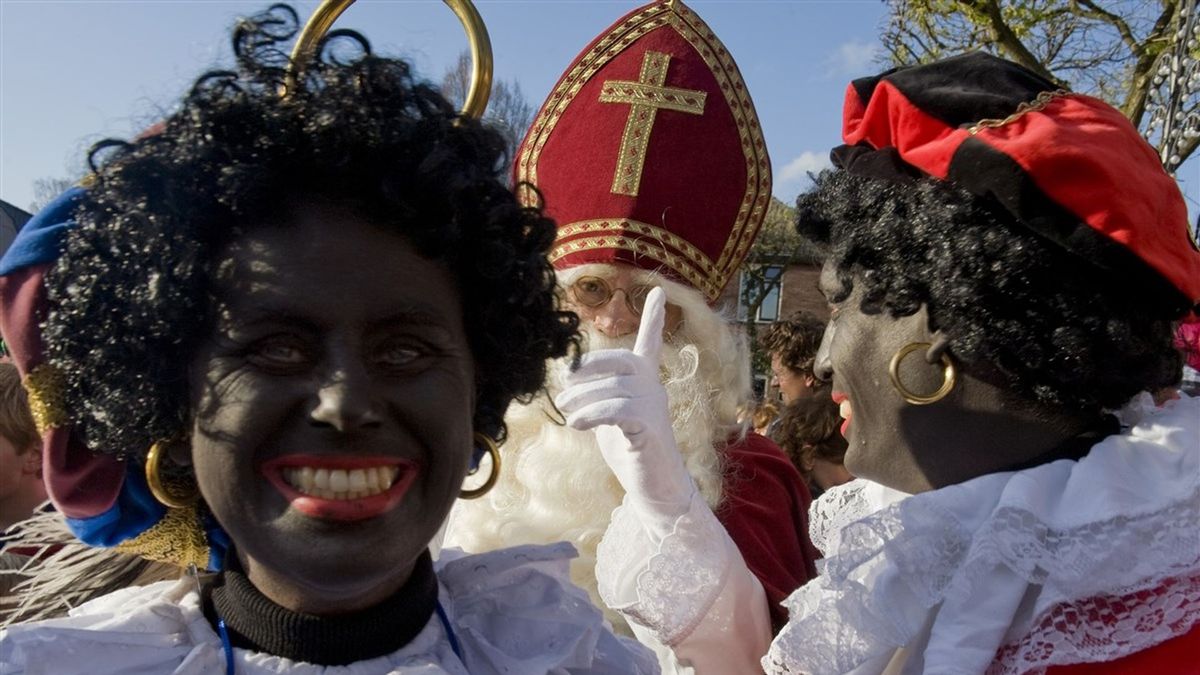 Amsterdam - Zwarte Piet Parade - Girl's Pants Falling Down…