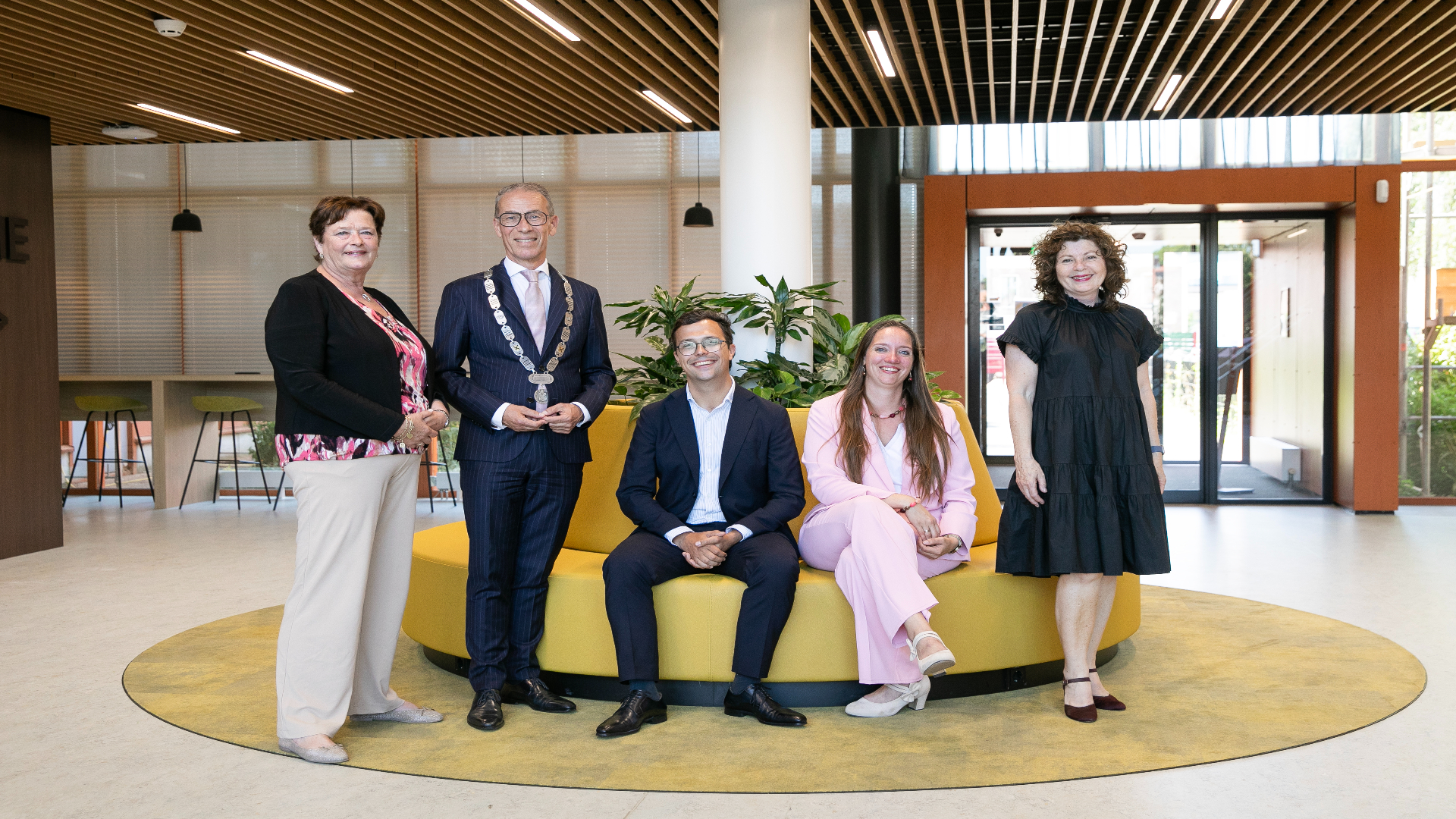 Het college van Sliedrecht met vlnr wethouder Hanny Visser-Schlieker, burgemeester Jan de Vries, wethouder Boudewijn Brandwijk, wethouder Anja Dubbeldam-van Beest en gemeentesecretaris Monique Stouten