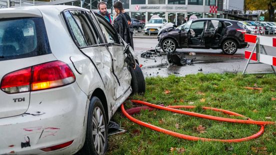 Straat bezaaid met brokstukken door botsing in Emmen. Straat bezaaid met brokstukken door botsing in Emmen.