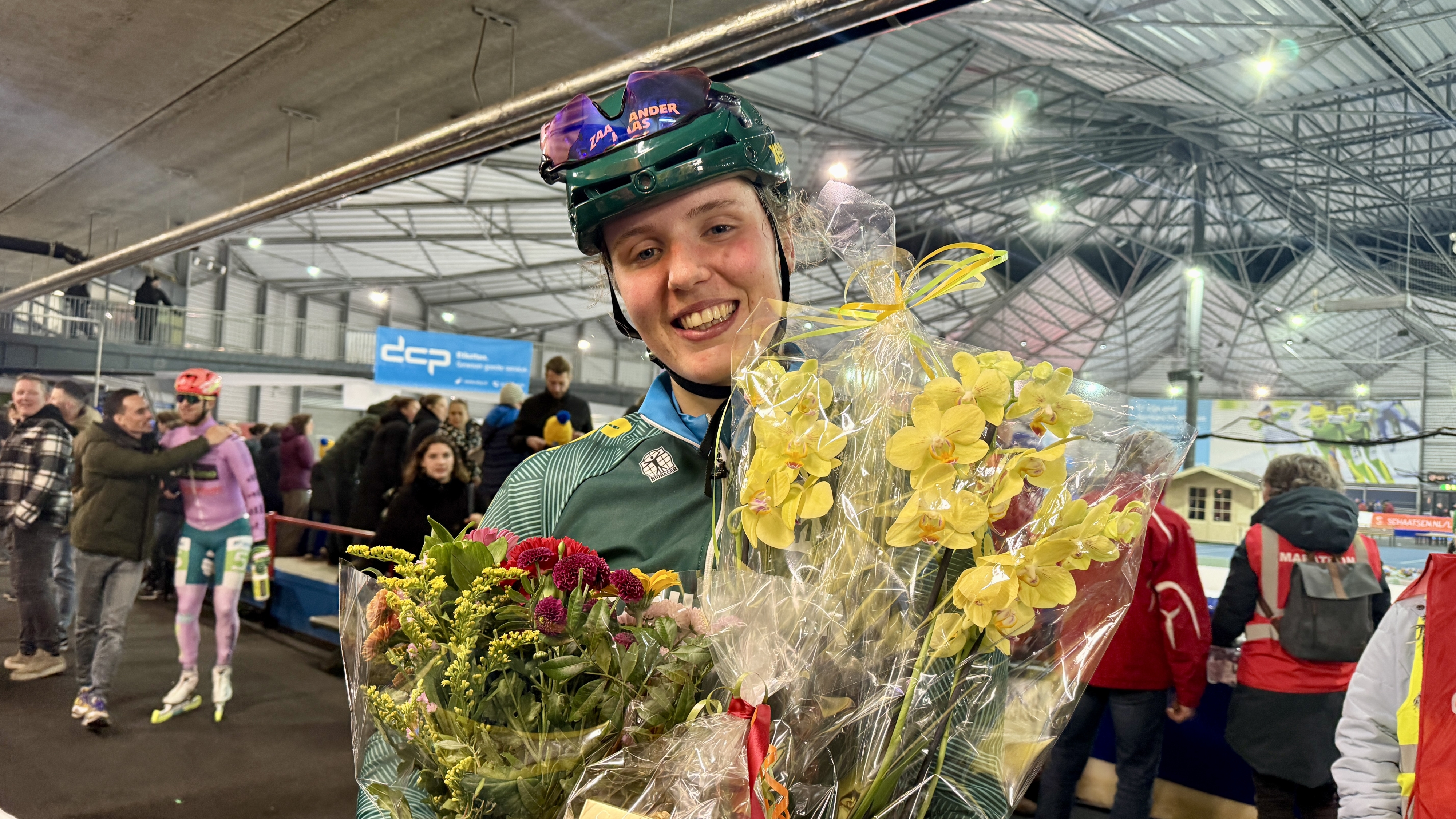 Familie en vrienden zetten Maaike Verweij in de bloemetjes na laatste marathon