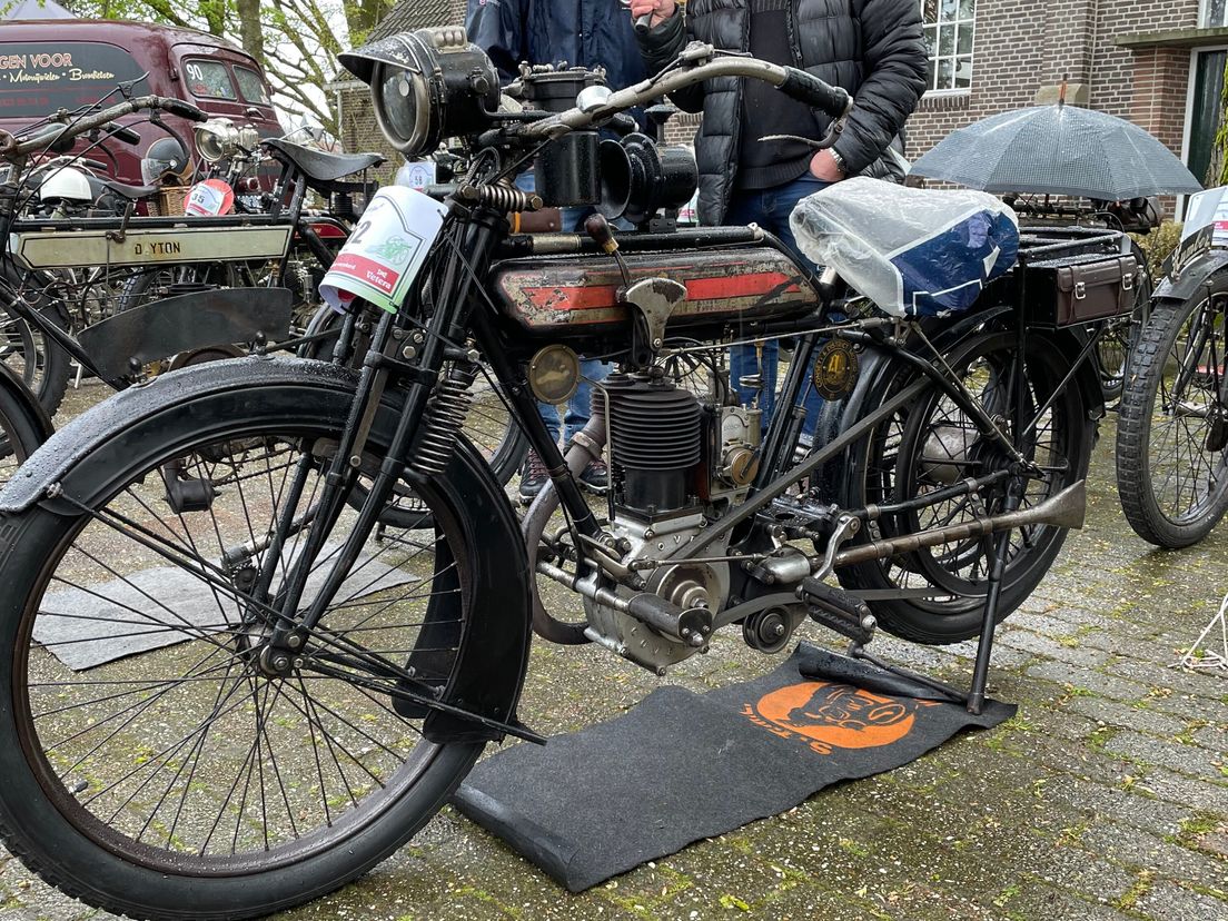 Brommend erfgoed: antieke motoren en trekkers maken tocht tijdens 15e editie Rondom Gees